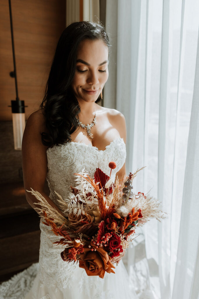 Stunning bride with her terracotta bouquet 