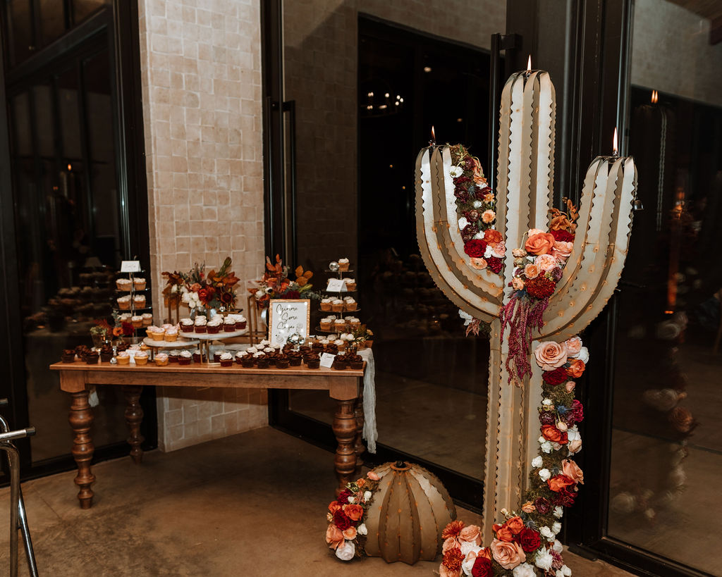 cacti and floral desert chic wedding decor