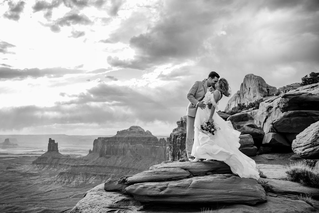 couple kisses at Green River Overlook