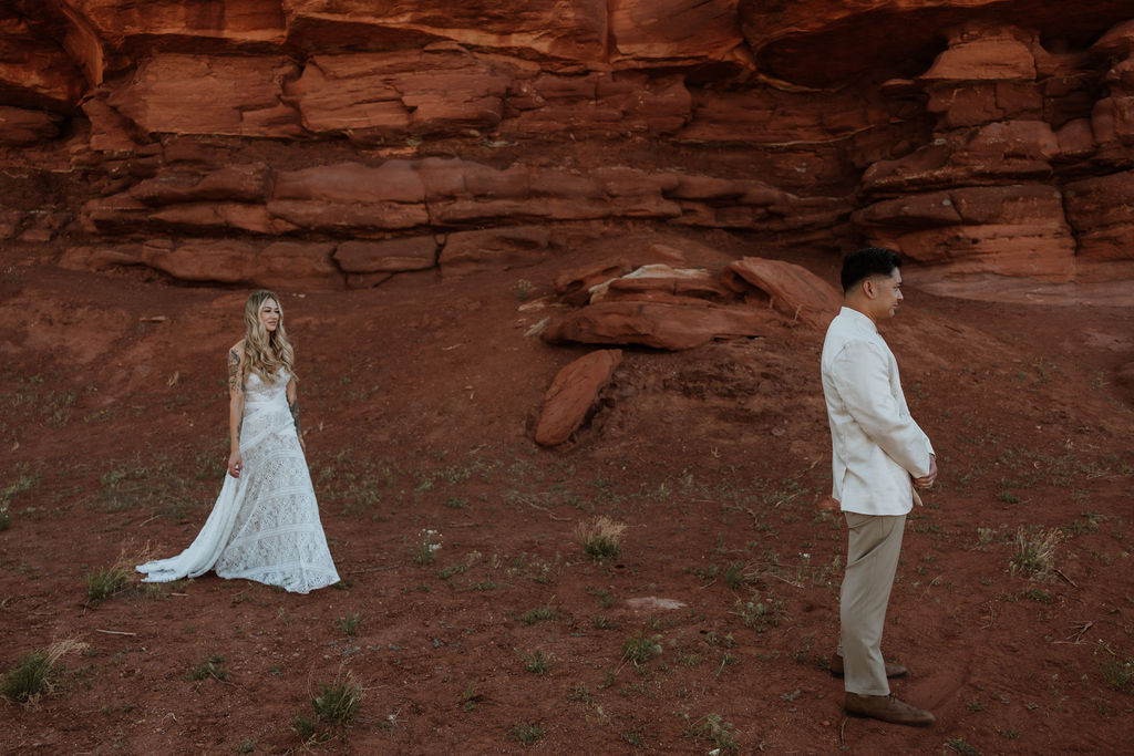 couple does first look at Moab elopement