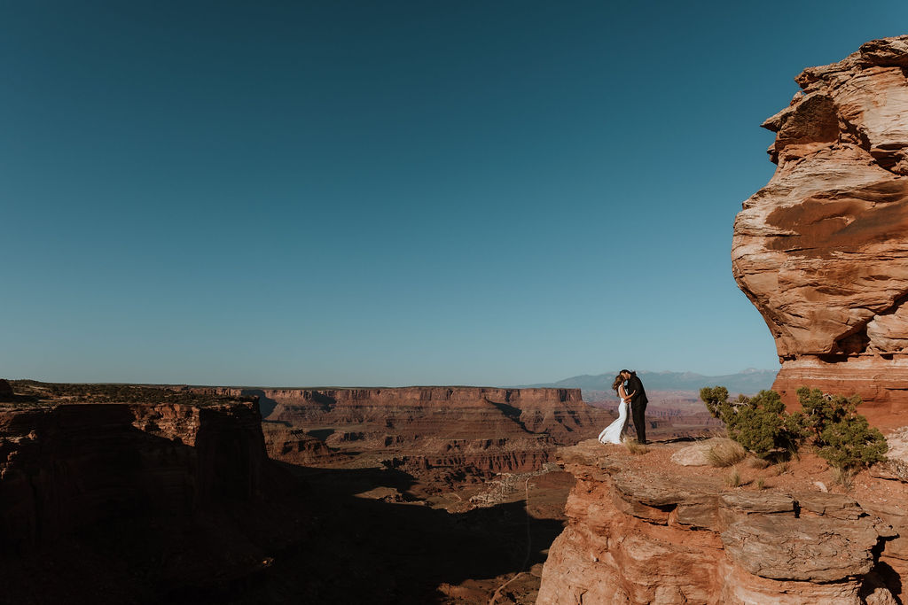 couples adventure at Moab sunset overlook