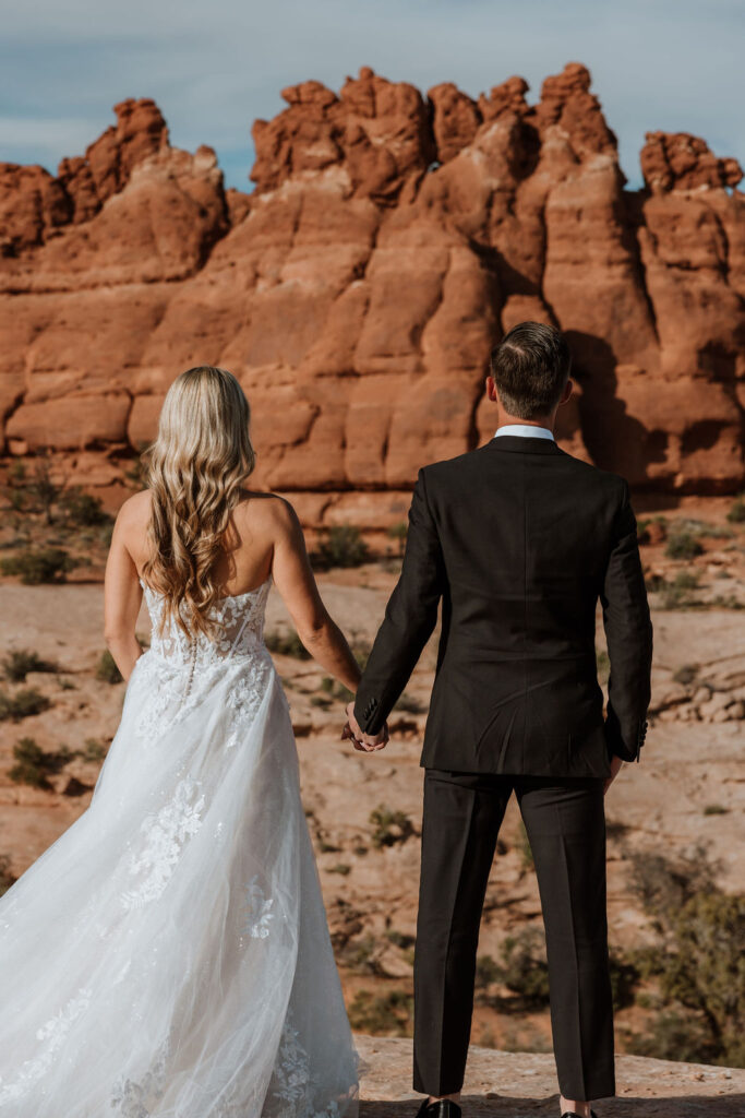 Dead Horse Point State Park pictures of couple holding hands