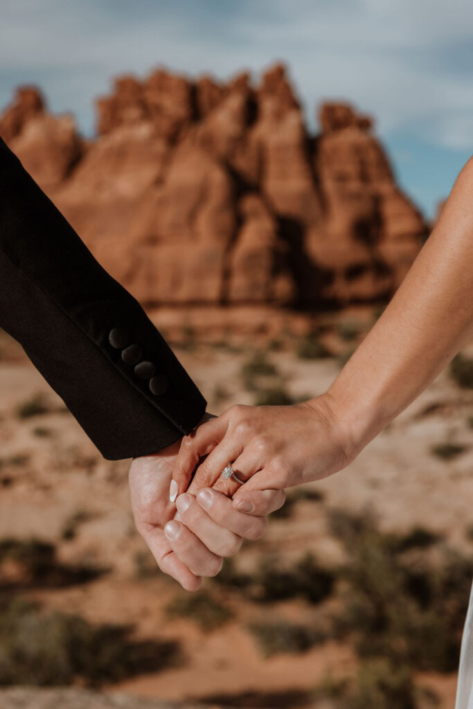 Dead Horse Point State Park pictures of couple holding hands