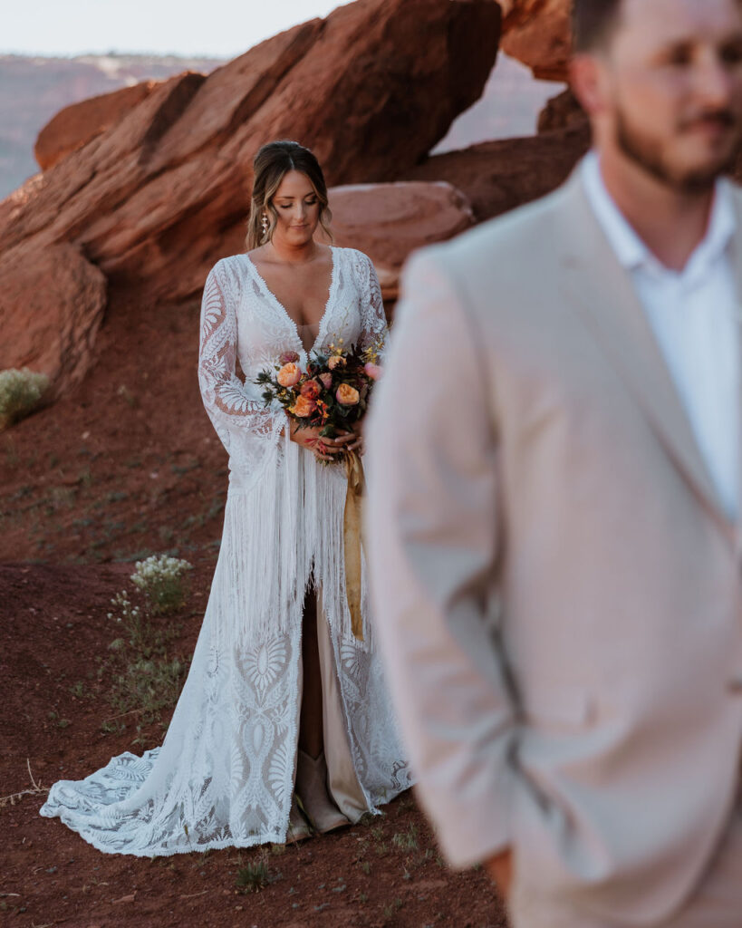 bride waits to surprise groom at Moab first look