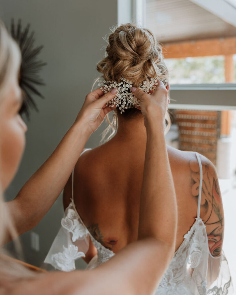 bride puts on hair piece 