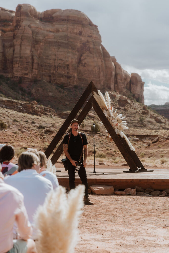 Moab wedding photographer photographs wedding