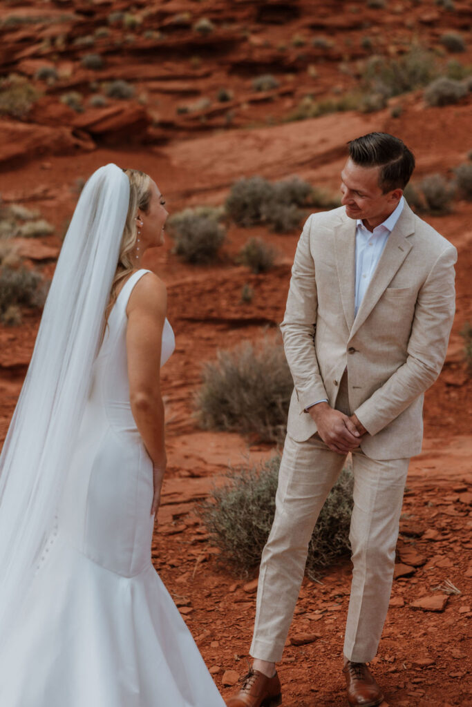 couple has first look at Moab elopement