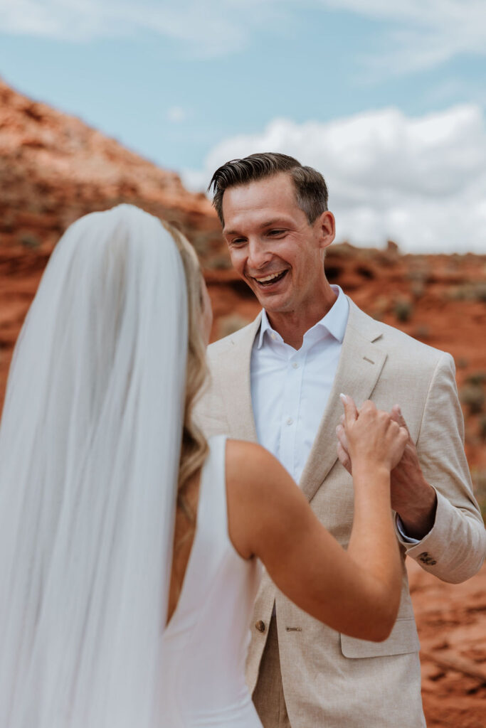 couple has first look at Moab elopement