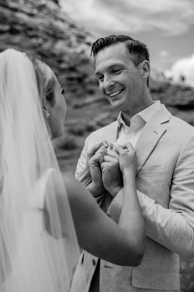 couple has first look at Moab elopement