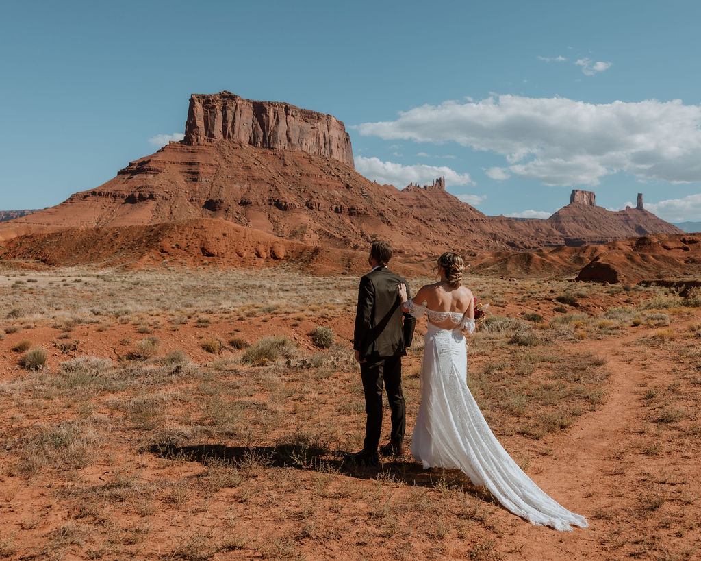 couple has first look at Moab elopement