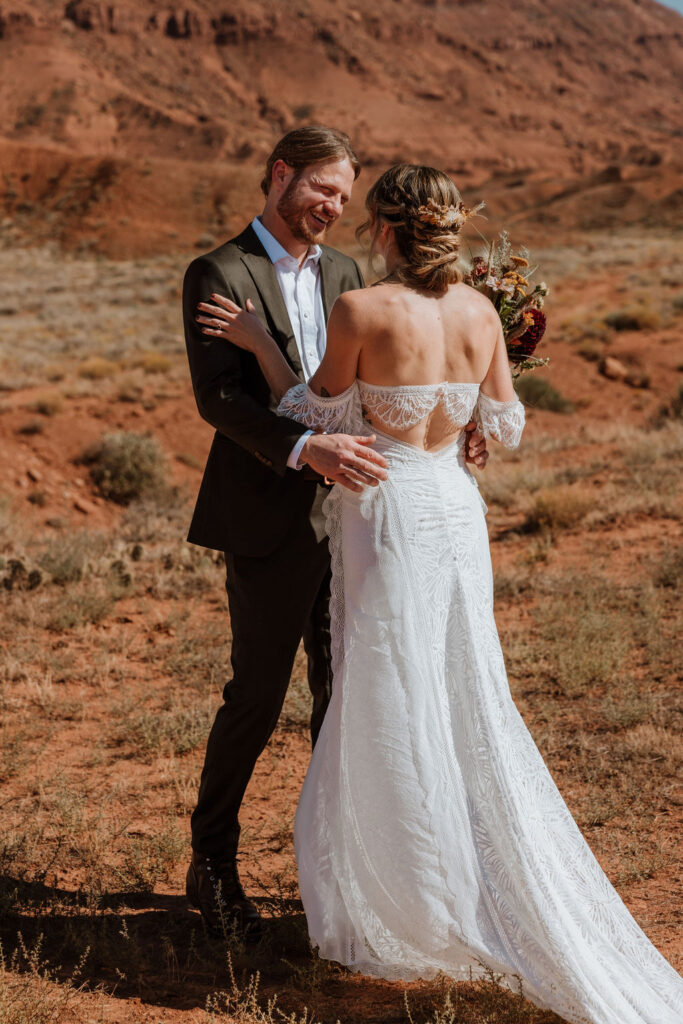 couple has first look at Moab elopement