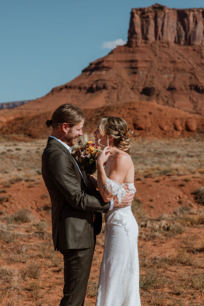 couple has first look at Moab elopement