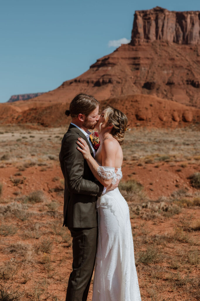 couple kisses at Moab elopement