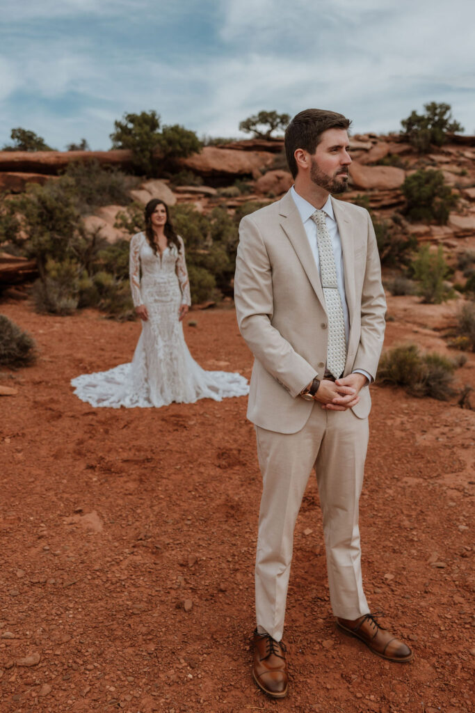 Utah wedding planning has first look at Canyonlands elopement