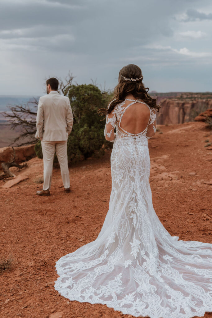 Utah wedding planning has first look at Canyonlands elopement