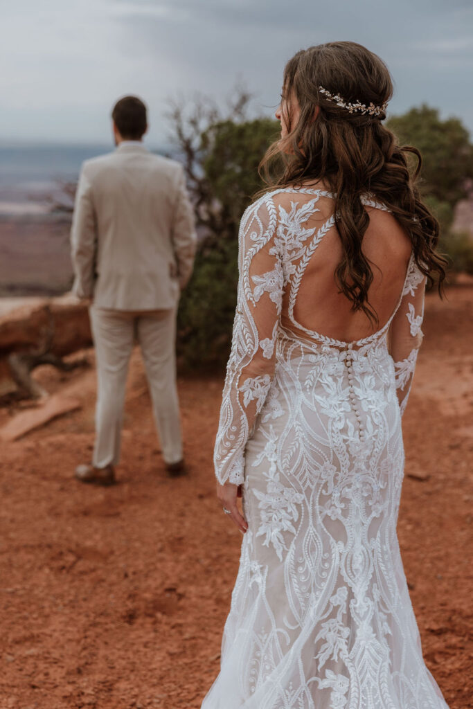 Utah wedding planning has first look at Canyonlands elopement