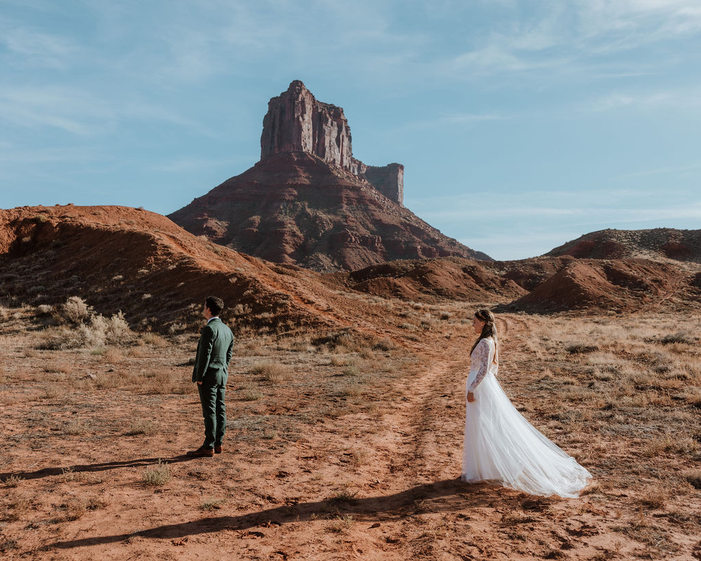 couple has first look at Moab Utah elopement 