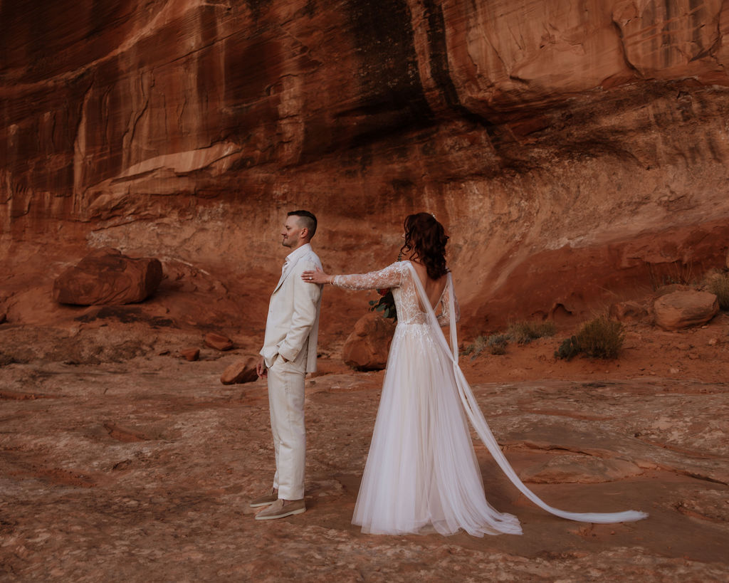 couple has first look at Moab elopement 