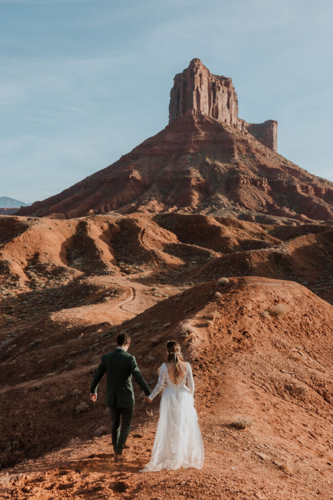 Couple holds hands at dessert elopement