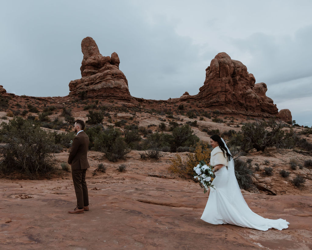 couple has first look at Arches National Park