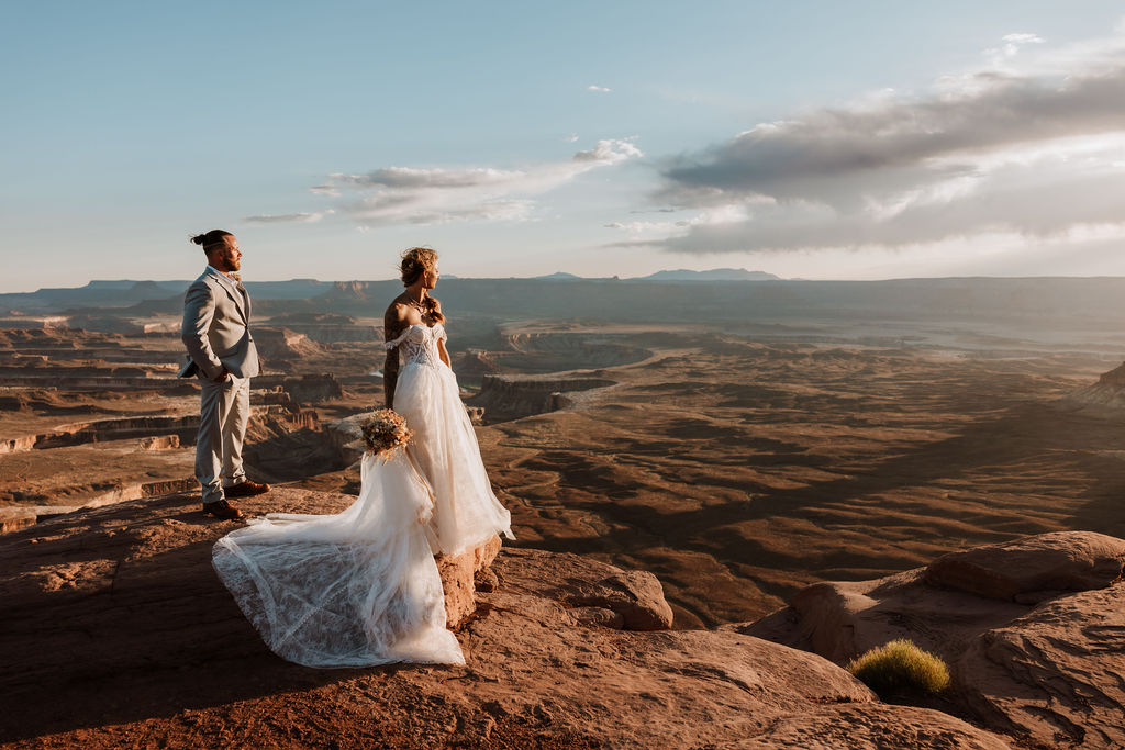 couple stands at canyonlands overlook