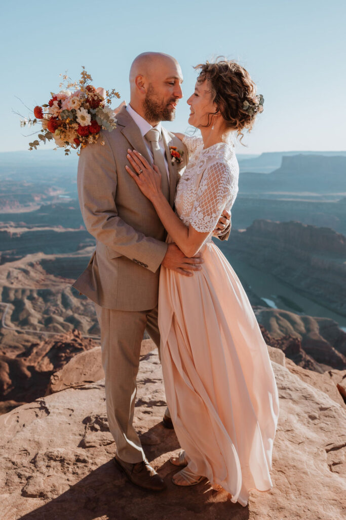 couple kisses at Dead Horse Point State Park